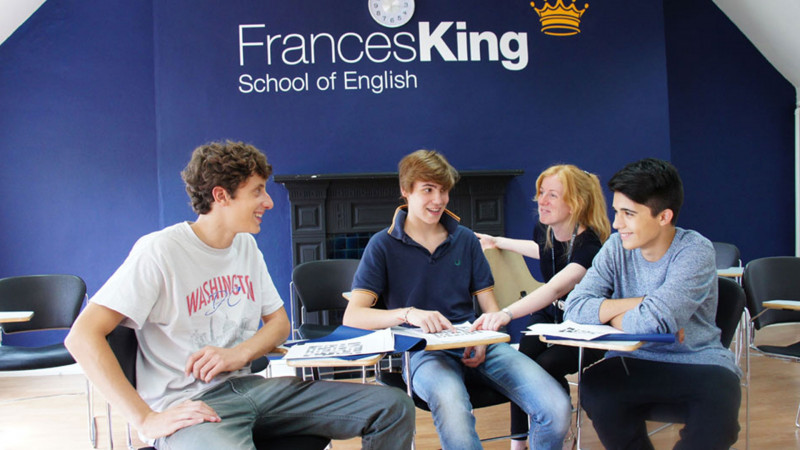 Frances-King-Dublin-Estudantes-Conversando