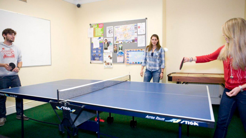 Linguaviva-Dublin-Estudantes-jogando-tenis-de-mesa