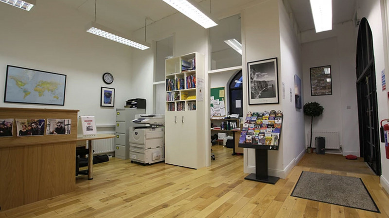 Cork-English-World-Cork-Recepcao-da-Escola-e-Area-Comum