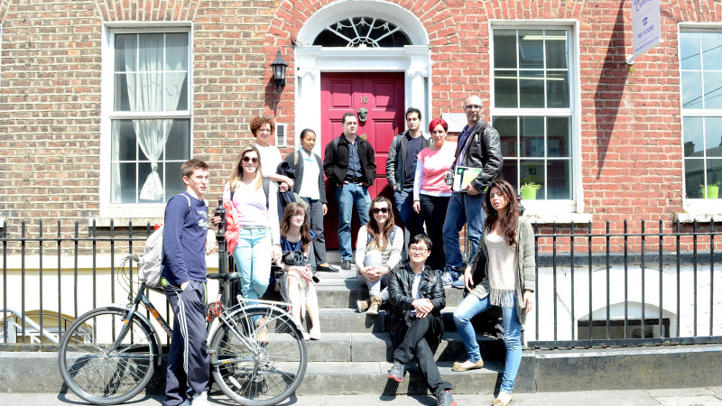 Limerick-Language-Estudantes-na-frente-da-Escola
